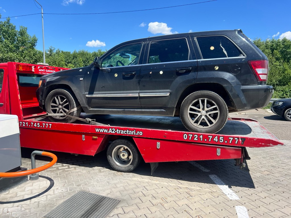 SUV urcat pe platforma de tractare A2 Tractări, pregătit pentru transport.