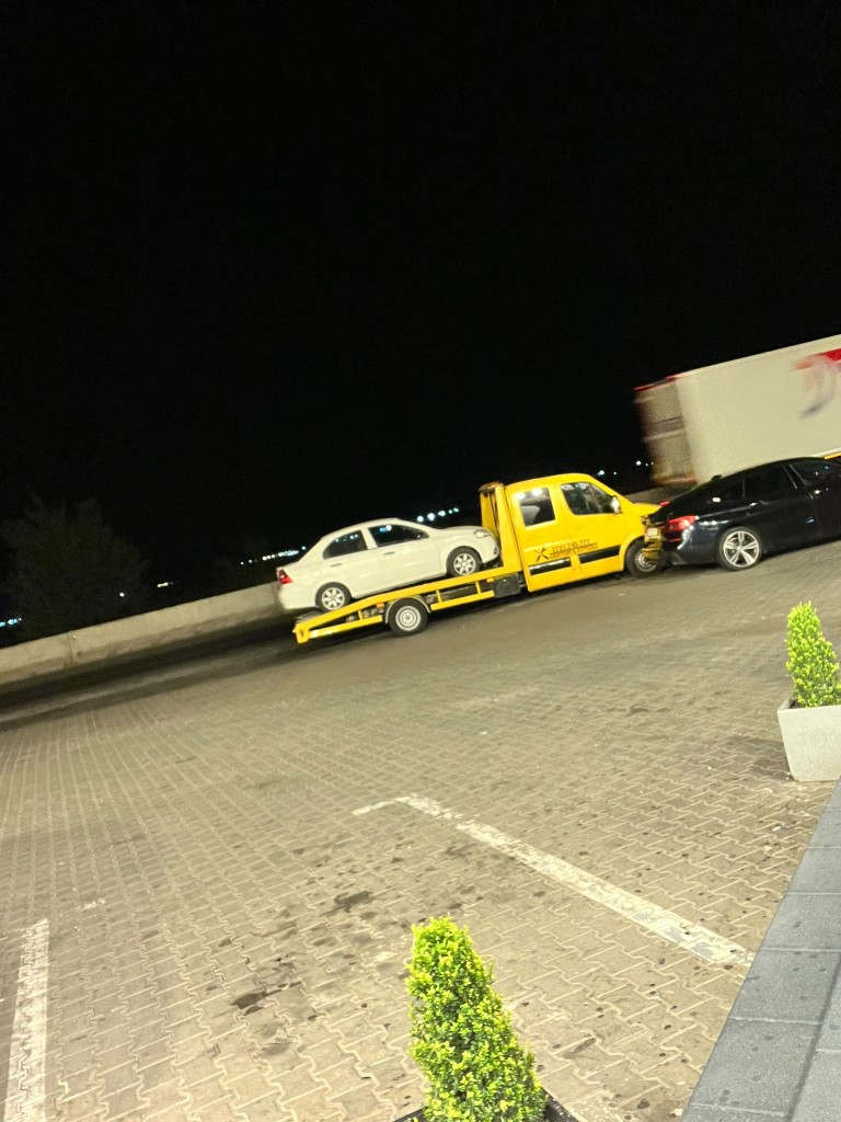 Preluare pe platformă, cu autoturismul deja urcat pentru transport.
