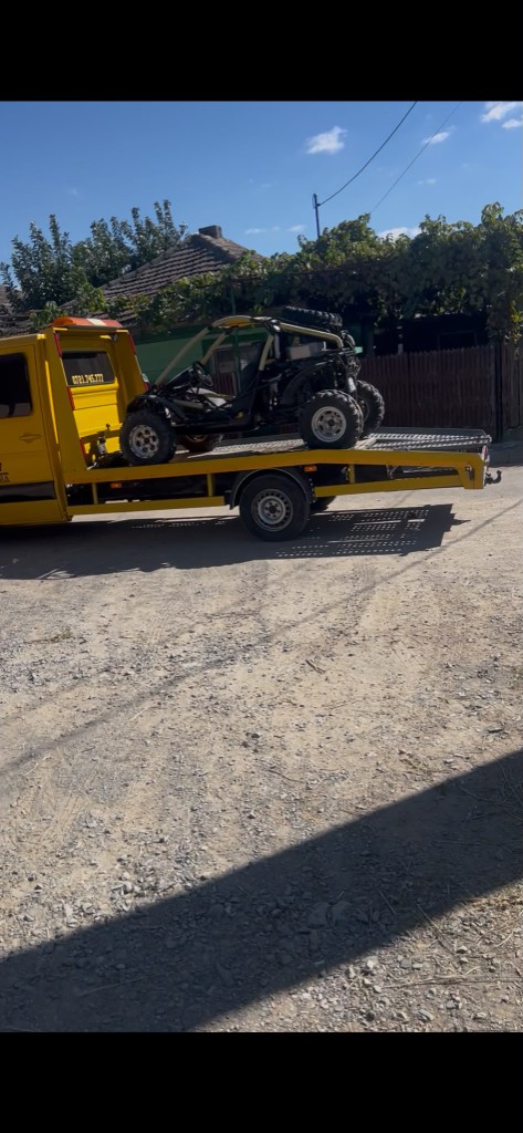 Vehicul de teren urcat pe platforma de tractare A2 Tractări.