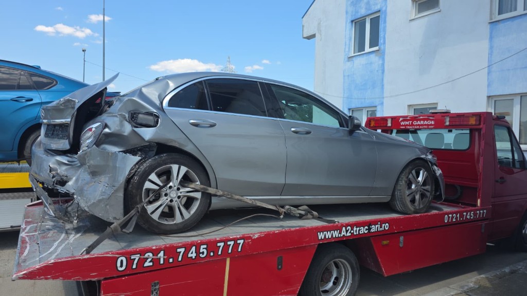 Autoturism avariat urcat pe platformă pentru transport la destinație.