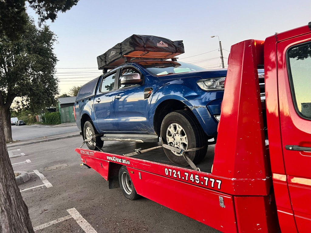Pickup urcat pe platforma de tractare A2 Tractări.