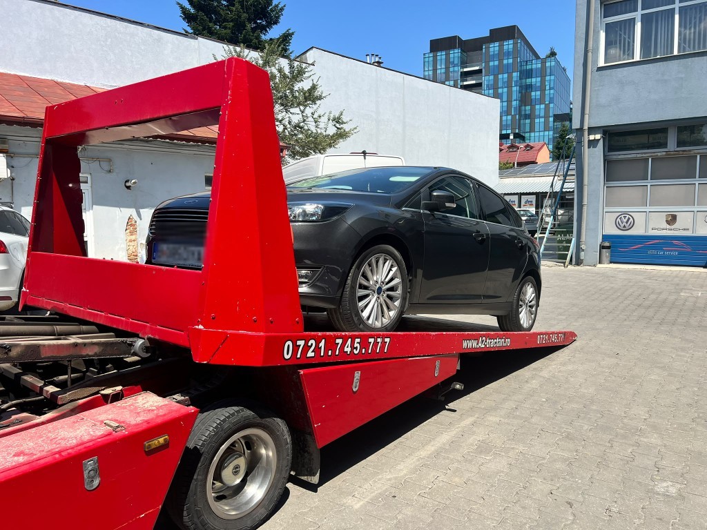 Autoturism urcat pe platforma de tractare, pregătit pentru deplasare.
