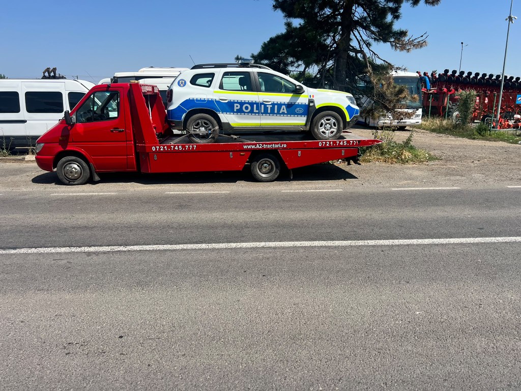 Autoturism transportat pe platforma de tractare A2 Tractări.