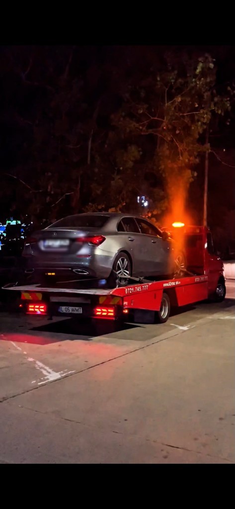 Autoturism transportat noaptea pe platforma de tractare A2 Tractări.